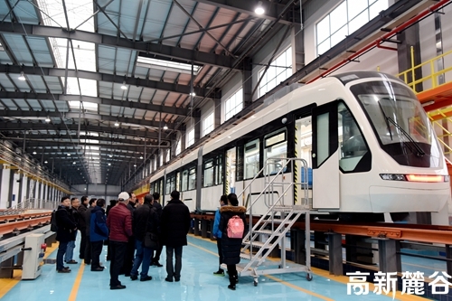 在中国通号长沙产业园，众人了解有轨电车生产过程和用工需求。周秋燕 摄.jpg